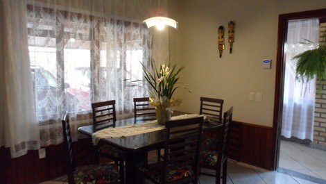 ÓTIMA CASA 2 ANDARES C PISCINA P 12 PESSOAS A 500M DO MAR DOS INGLESES