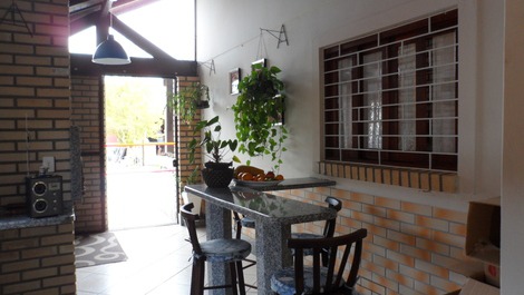 ÓTIMA CASA 2 ANDARES C PISCINA P 12 PESSOAS A 500M DO MAR DOS INGLESES