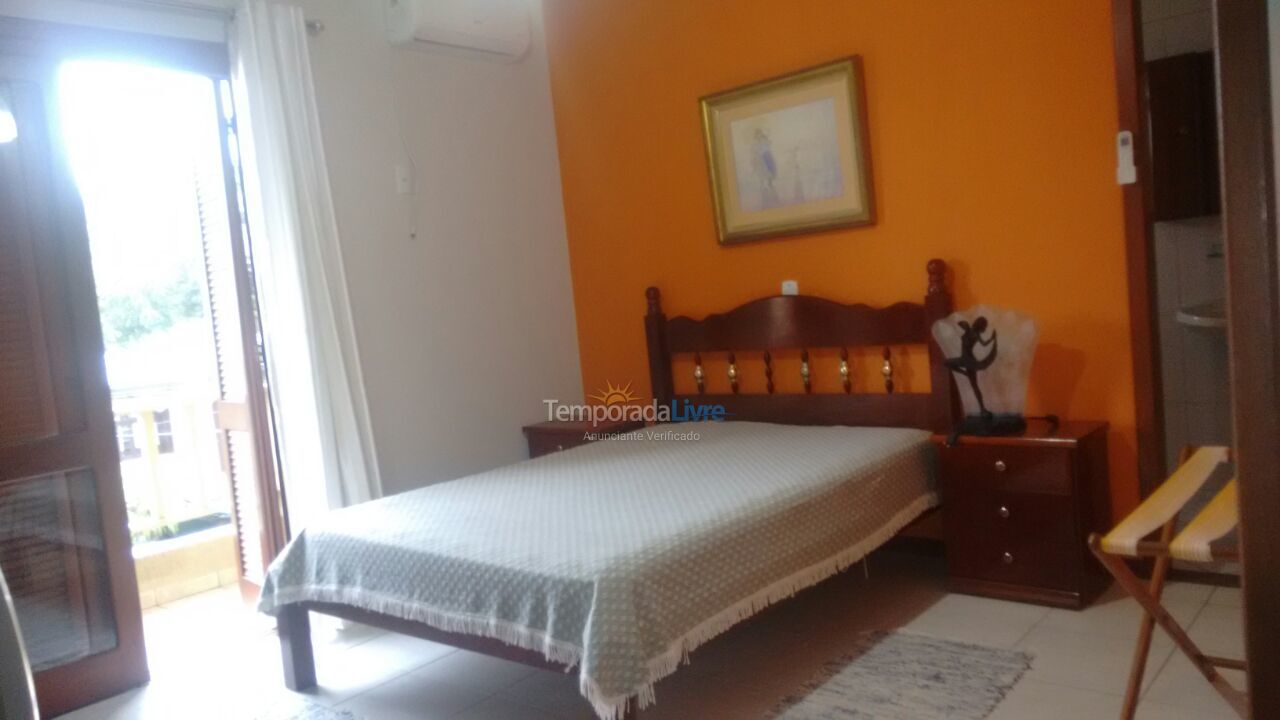 Apartamento para aluguel de temporada em Bombinhas (Praia de Quatro Ilhas)