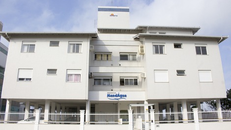 Apartamento en la salida directa británica en el mar