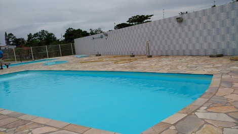 Piscinas com água tratada periodicamente 