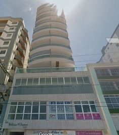 Apto de frente ao mar com 3 suítes, ar condicionado e 2 garagens.