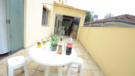 Terraço ensolarado amplo, compartilhado