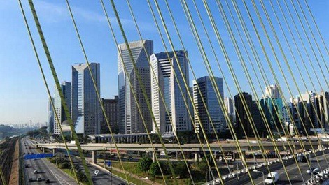 Vista do bairro através da Ponte Estaiada - Av. Berrini
