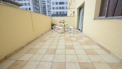 Terraço ensolarado amplo, compartilhado