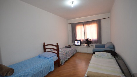 Quarto de solteiros amplo, reconfigurável