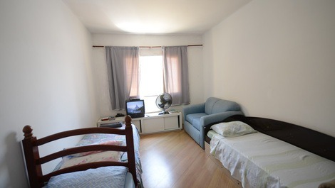 Quarto de solteiros amplo, reconfigurável