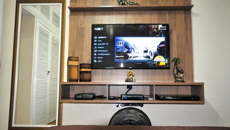 Quarto / TV Smart e espelho