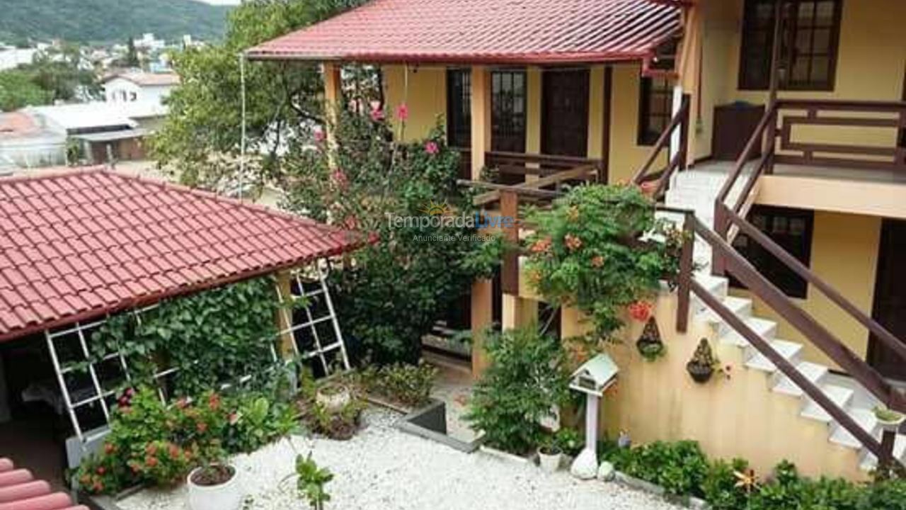 Casa para aluguel de temporada em Bombinhas (Praia de Bombas)