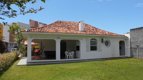 Linda casa com 04 dormitório, apenas 70 metros da Praia dos Ingleses
