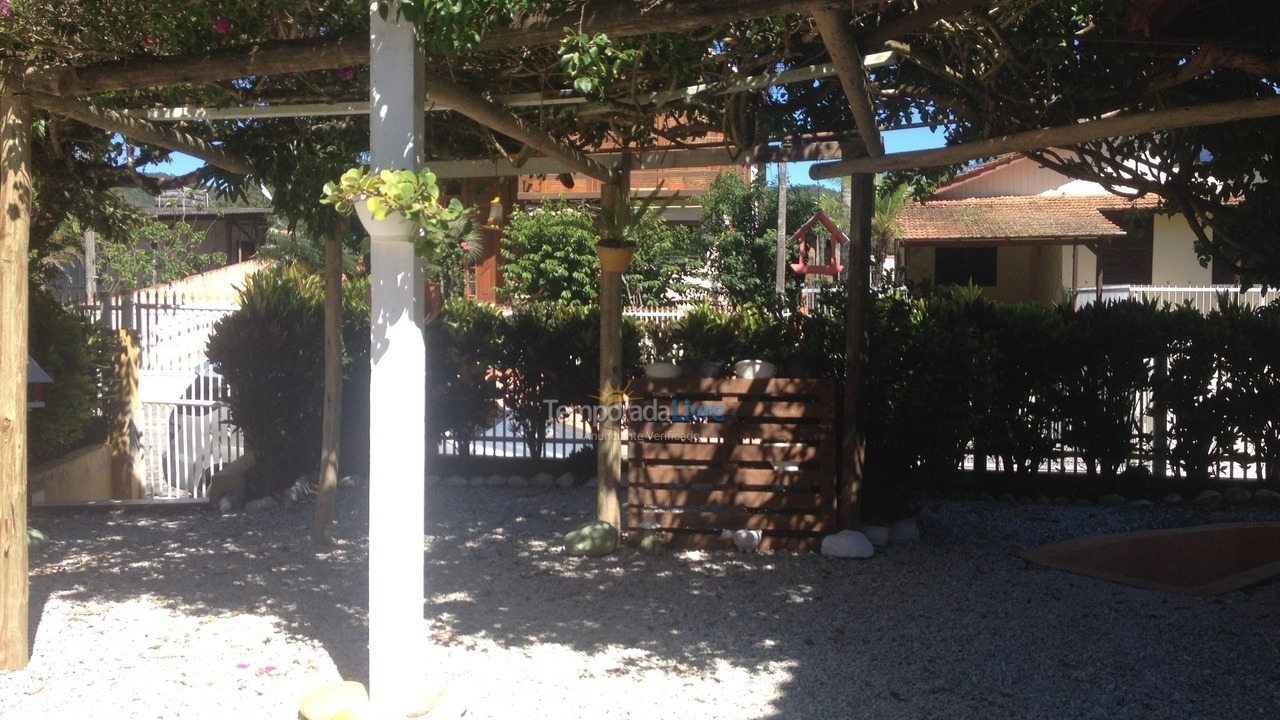 Casa para aluguel de temporada em Bombinhas (Praia de Bombas)