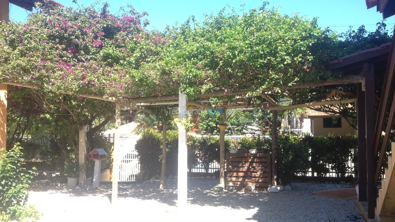 Casa para aluguel de temporada em Bombinhas (Praia de Bombas)