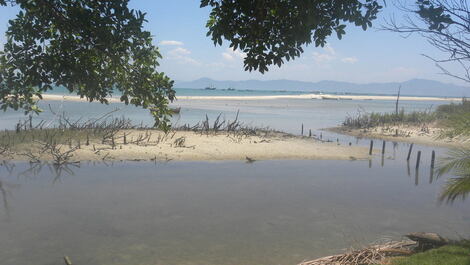 House facing the sea in Ponta das Canas, a privileged location.