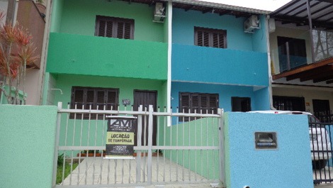 ÓTIMO SOBRADO A 50M DO MAR, AC, WI-FI, ÁGUA DE POÇO