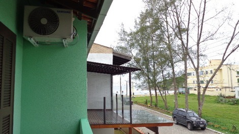 ÓTIMO SOBRADO A 50M DO MAR, AC, WI-FI, ÁGUA DE POÇO