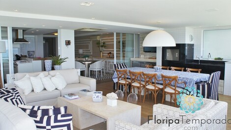 Apartamento luxuoso com vista panorâmica do mar, na Praia Brava!