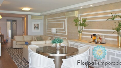 Apartamento luxuoso com vista panorâmica do mar, na Praia Brava!