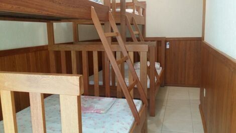 Excelente casa com piscina 25 pessoas a 100m da praia Santinho