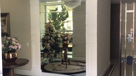 AP-012 FINAMENTE MOBILIADO 03 SUÍTES 01COM HIDROMASSAGEM VISTA PRO MAR