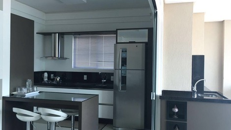 AP-012 FINAMENTE MOBILIADO 03 SUÍTES 01COM HIDROMASSAGEM VISTA PRO MAR