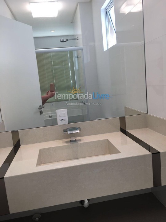 Apartamento para aluguel de temporada em Itapema (Meia Praia)