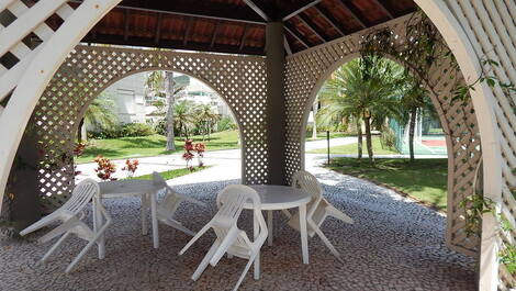 Apartment in English overlooking the sea.