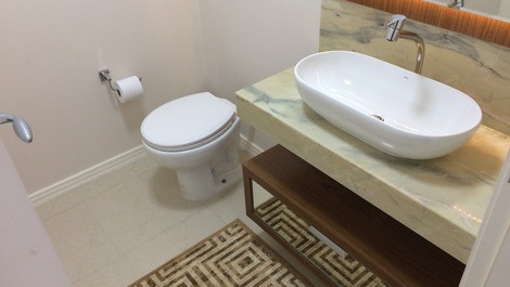 LINDO APTO FRENTE AO MAR 4 SUÍTES, 2 VAGAS