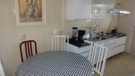 Vista mesa cozinha e pia cozinha