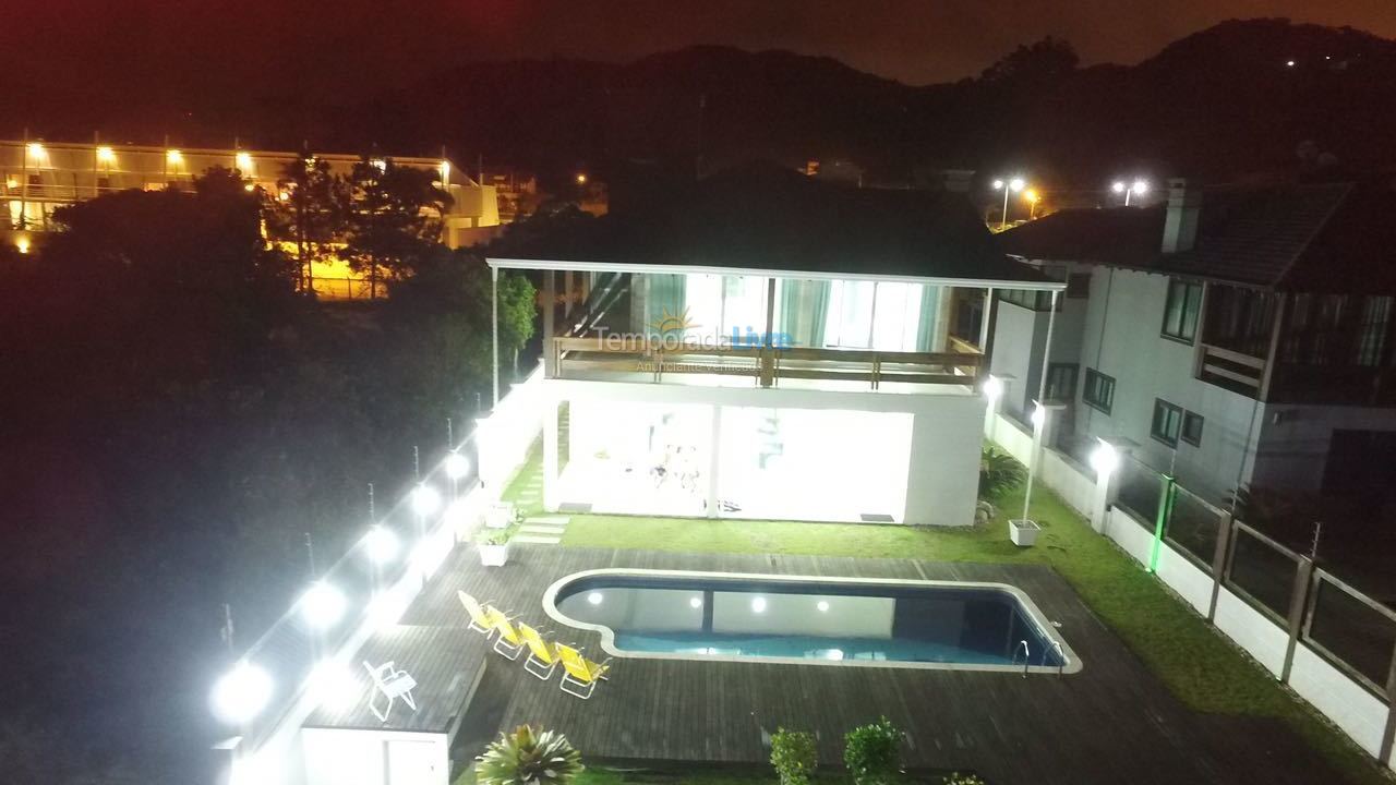 Casa para aluguel de temporada em Balneário Camboriú (Praia do Estaleirinho)