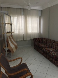 Sala com sofá, tv e ventilador de teto