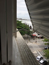 Janela do quarto casal com vista para o mar