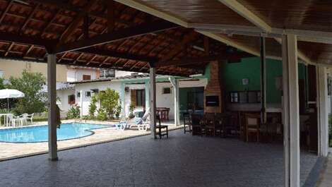 Excelente casa apenas 80 mts da Praia da Maranduba, até 32 pessoas.