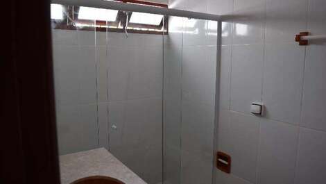 Excelente casa apenas 80 mts da Praia da Maranduba, até 32 pessoas.