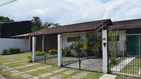 Excelente casa apenas 80 mts da Praia da Maranduba, até 32 pessoas.