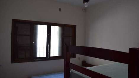 Excelente casa apenas 80 mts da Praia da Maranduba, até 32 pessoas.