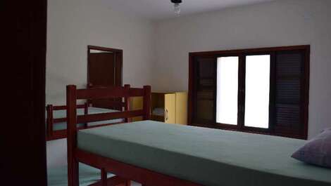 Excelente casa apenas 80 mts da Praia da Maranduba, até 32 pessoas.