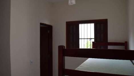 Excelente casa apenas 80 mts da Praia da Maranduba, até 32 pessoas.