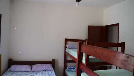 Excelente casa apenas 80 mts da Praia da Maranduba, até 32 pessoas.