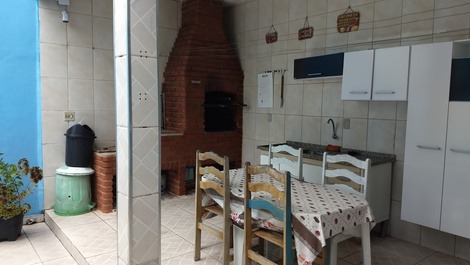 Varanda com espaço para churrasco