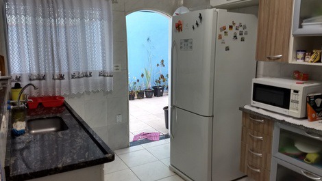 Cozinha (armários com utensílios de cozinha)