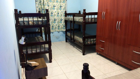 Quarto 1 (2 beliches 1 cama de solteiro e um armário)