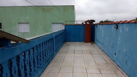 Varanda na parte de cima com varal para estender roupa 