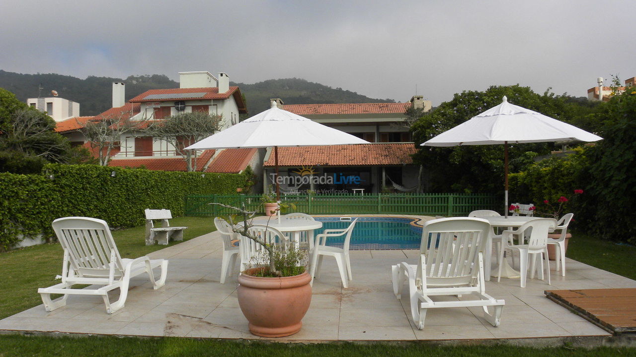 Casa para aluguel de temporada em Florianópolis (Praia Brava)