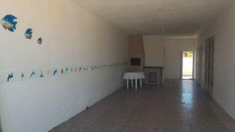 Garagem coberta com churrasqueira 