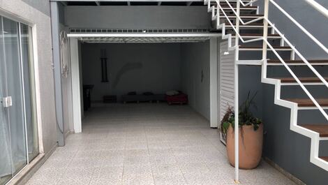 17 ou 21 PESSOAS/ SOBRADO-CENTRO BALNEÁRIO/AR/PISCINA/BILHAR/4VAGAS