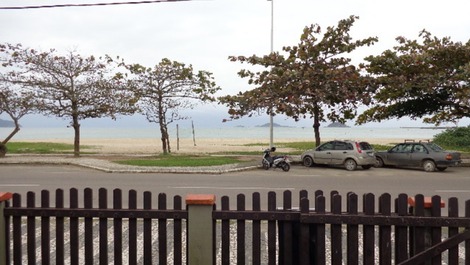 ÓTIMA CASA FRENTE PRO MAR, 4 DORMITÓRIOS COM AC, WI-FI, 4 GARAGENS