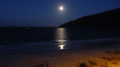 Vista noturna da janela do loft