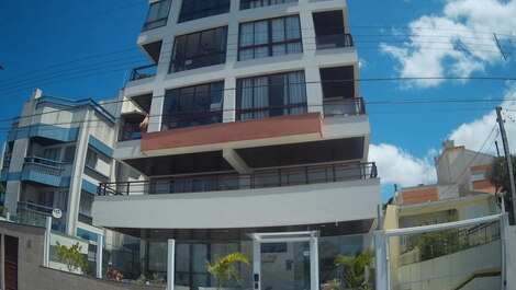 Apartamento para locação, Canasvieiras, quase na areia!