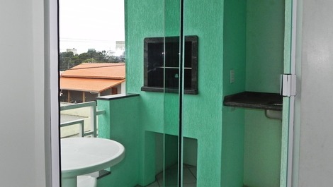 Sacado com churrasqueira, apto ate 6 pessoas