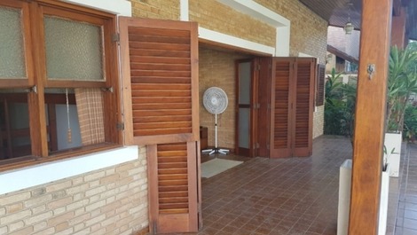 Linda Casa para temporada, de 10 a 20 pessoas, na Praia da Lagoinha.